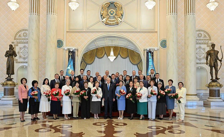 Президент РК вручил государственные награды представителям сферы здравоохранения