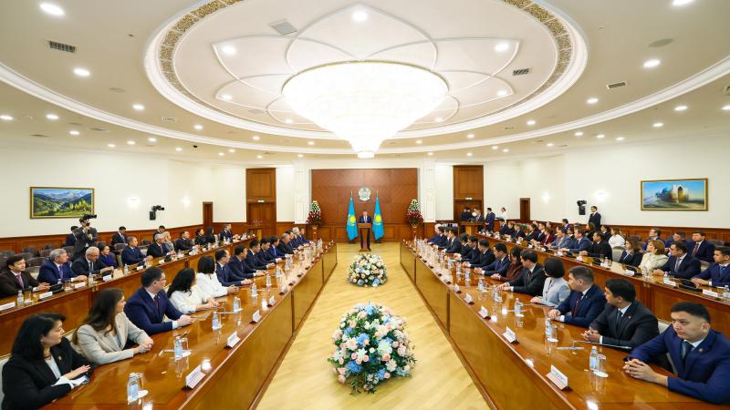 От имени Президента Олжас Бектенов вручил государственные награды в преддверии Дня Республики – www.primeminister.kz 