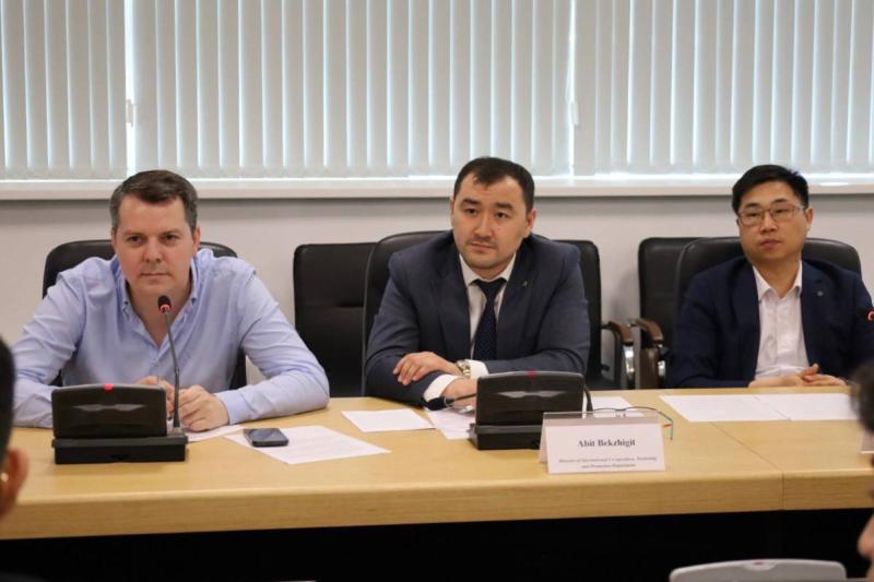 27 июня 2024 года представители АО «Национальный холдинг «QazBioPharm» провели встречу в рамках сотрудничества с компанией «BGI» с представителями китайских компаний в сфере биотехнологии и медицины, таких как BGI Venture, Boai NKY Medical Holdings Ltd, Chaoju Eye Care Holdings