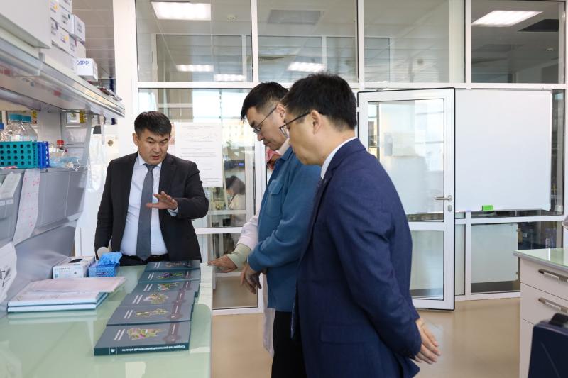 В Национальном холдинге «QazBioPharm» состоялась встреча с профессором Нурланом Кенжеахметом