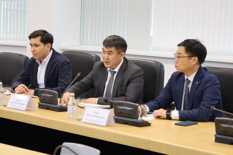 В Национальном холдинге «QazBioPharm» состоялась встреча с профессором Нурланом Кенжеахметом